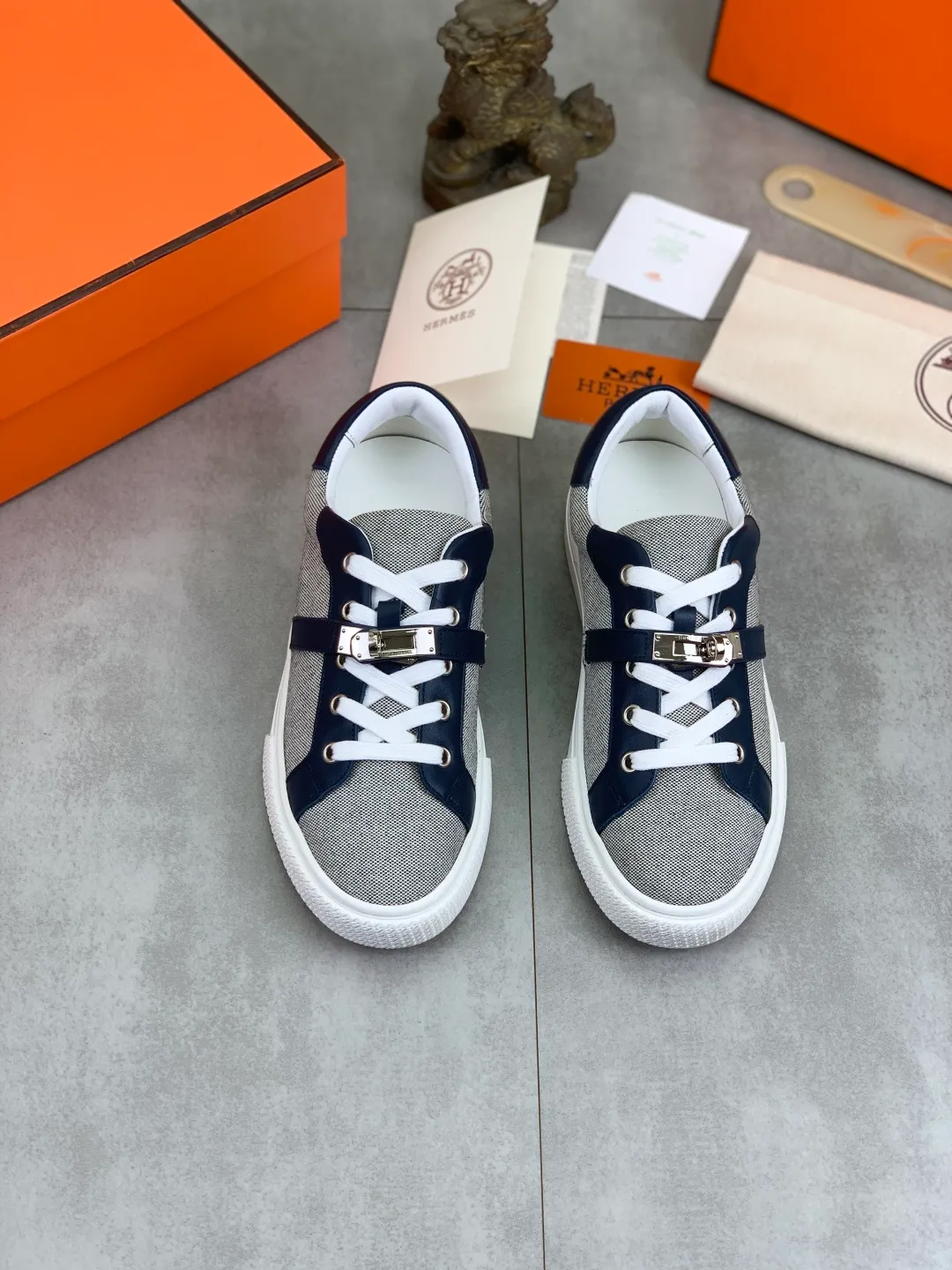 Men's men's shoes 💰P640 New Hermes top version Hermès classic couple style #𝐊𝐞𝐥𝐥𝐲 buckle casual white shoes skateboard shoes that will not conflict with shoes at all. Full of unknowns, Hermès rarely produces flat casual shoes and they are paired with classic palladium-plated Kelly shoe buckles! You'll fall in love with it at first sight. It's super versatile and can be worn with any skirt or pants. 🉑️Close your eyes and wear it. It's super noble. Fabric: Specific cowhide/canvas material. Lining: Sheepskin lining. Outsole: Original molded TPU outsole. Size: 35-45.